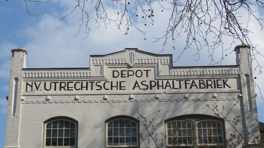 844240 Afbeelding van de geschilderde tekst 'DEPOT N.V. UTRECHTSCHE ASPHALTFABRIEK', op de topgevel van het pand ...